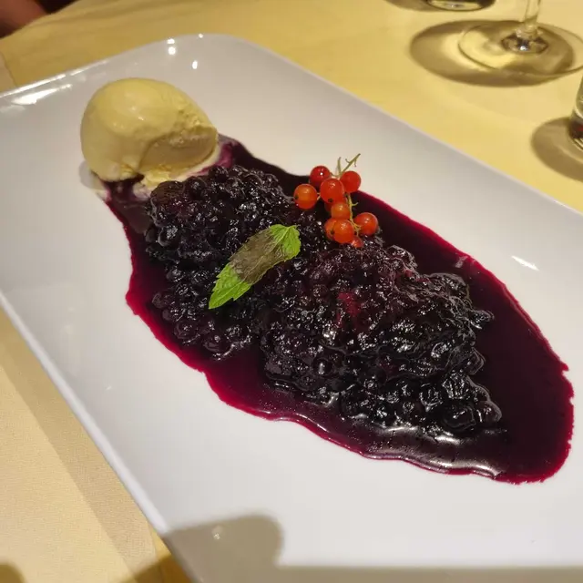 Ein Highlight: Moosbeernocken mit Vanilleeis und warmen Beeren. | Foto: Genussspecht