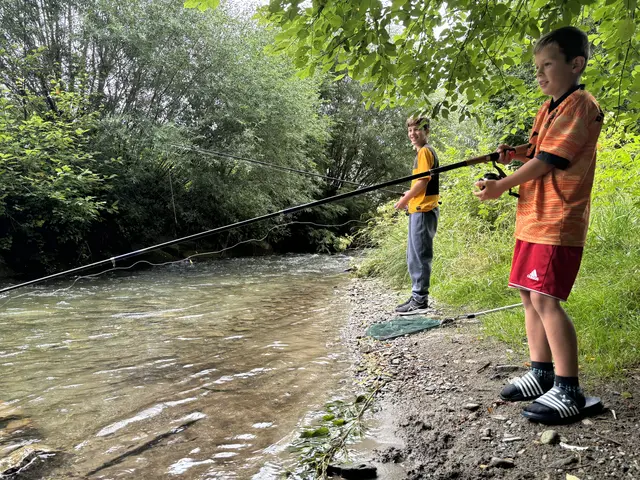 Samuel und David gehen in ihrer bildschirmfreien Zeit gerne fischen. | Foto: Kern