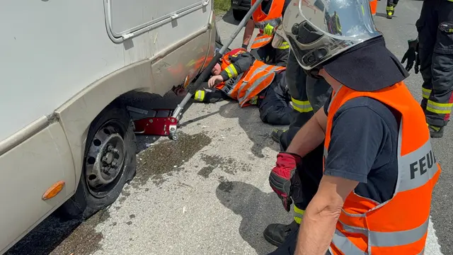 Der Wohnwagen wurde durch ein Reifenteil beschädigt – die Feuerwehr half beim Reifenwechsel und begleitete das Gespann zum nächsten Parkplatz. | Foto: Doku NÖ