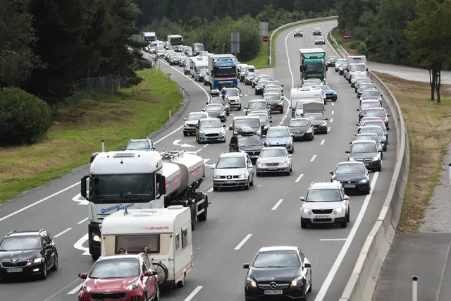 Durch den Unfall auf der A10 staut sich der Morgenverkehr bis zur A1 zurück. | Foto: Symbolbild: Neumayr
