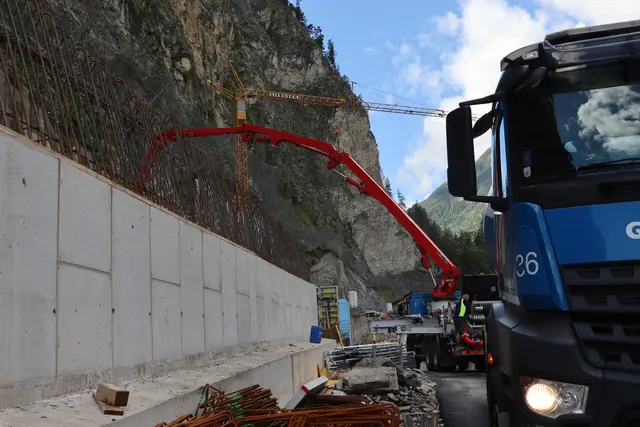 Das steile, felsige Gelände stellte die ausführenden Firmen vor besondere Herausforderungen. | Foto: Seelos
