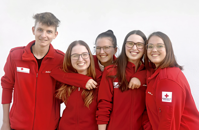 Gemeinsam im Einsatz für andere: Die Freunde (v.l.) Gabriel Atzlesberger, Lisa Knogler, Lara Kleesadl, Petra Hochreiter und Miriam Wolkerstorfer engagieren sich an der Dienststelle St. Veit. | Foto: OÖRK/St. Veit
