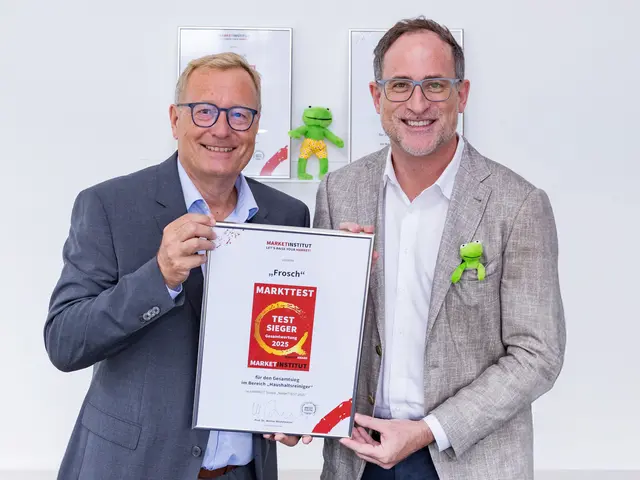  Florian F. Iro, Geschäftsführer Erdal GmbH Hallein (rechts) nimmt von Market Institutsvorstand und
Geschäftsführer Werner Beutelmeyer den Market Quality Award 2025 als beste Haushaltsreinigungs-Marke entgegen. | Foto: Erdal GmbH