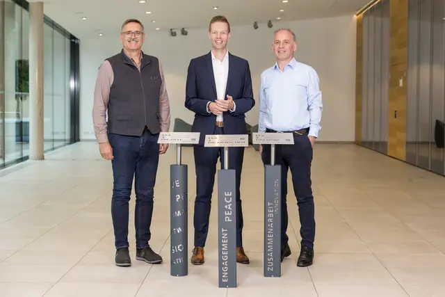 Die drei neuen Info-Stelen machen die Werte des Forums im Dorf Alpbach sichtbar. (v.l.n.r.): Markus Bischofer (Bürgermeister Alpbach), Thomas Kahn (Geschäftsführer CCA), Frank Kostner (Obmann Alpbachtal Tourismus).  | Foto: Matthias Sedlak