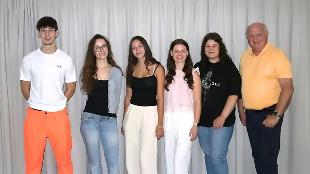 Simon S., Aurelia P., Lena S., Mia J., Viktoria C., BGM Ernst Wendl (vlnr) - Julian F. und Vivien O. waren nicht anwesend. | Foto: Gemeinde Himberg