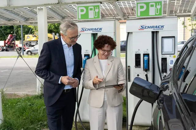 Wolfgang Urbantschitsch, Vorstand der E-Control, und Elisabeth Zehetner, Staatssekretärin im Bundesministerium für Wirtschaft, Energie und Tourismus bei einer Vor-Ort-Premiere des erweiterten Ladestellenverzeichnisses. | Foto: BMWET/Noisternig