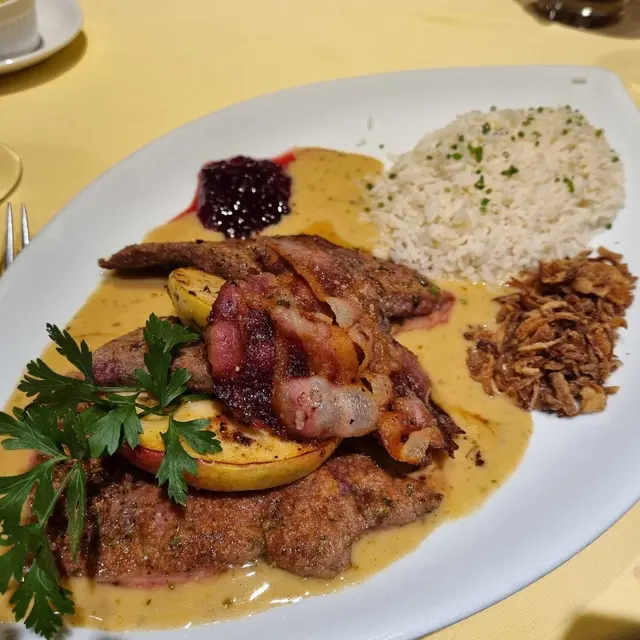 Knusprige Kalbsleber mit Apfel und Speck: Ein Tiroler Klassiker. | Foto: Genussspecht