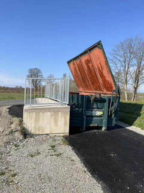 Die Rampe der ehemaligen Holzbrücke wird für den Grünschnitt-Container genutzt. | Foto: Gemeinde Badersdorf