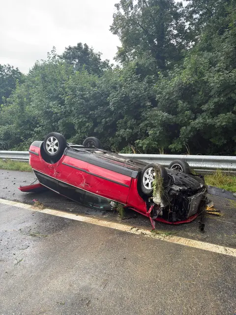 Ein Auto lag auf dem Dach. | Foto: FF Pressbaum