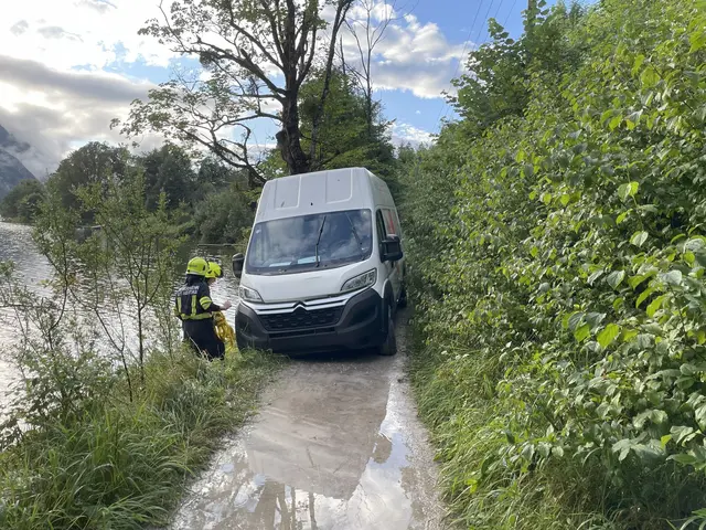 Die Einsatzkräfte der FF St. Agatha rückten an, um den Transporter aus seiner misslichen Lage zu befreien. | Foto: FF St. Agatha
