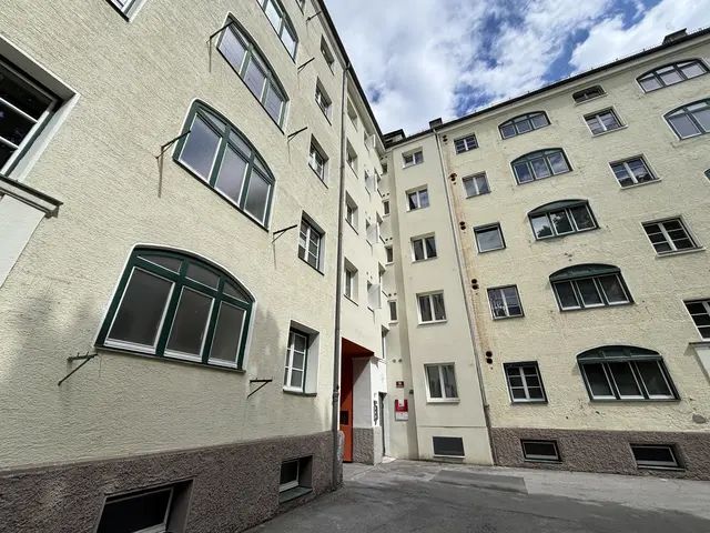 Eines der bereits sanierten Eckgebäude. | Foto: Huber