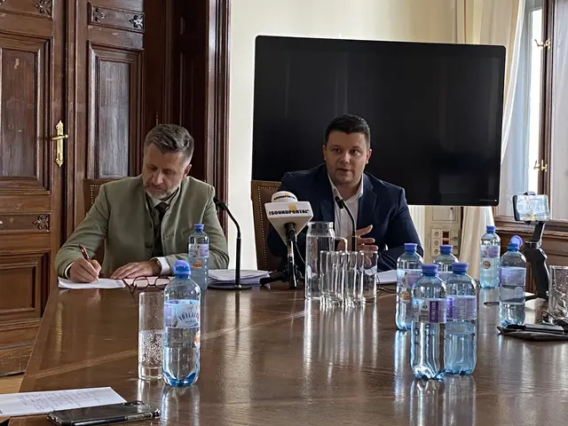 Rechtsanwalt Andreas Kleinbichler und KFG-Klubobmann Alexis Pascuttini stellten sich vor dem Prozess den Medien.