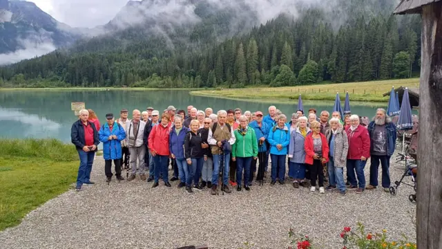 Die Bergkulisse und der glasklare See boten selbst bei grauem Himmel ein besonderes Naturerlebnis. | Foto: PVÖ Bezirk Vöcklabruck
