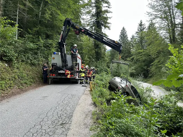 Ein Fahrzeug kam auf der Engleitenstraße zwischen Bad Ischl und Lauffen von der Fahrbahn ab – es musste mit dem Kran geborgen werden. | Foto: ff-badischl.at
