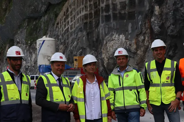 Helmut Spöttl (Bgm. Nauders), LHStv. Josef Geisler, Melanie Zerlauth (Bgm. Pfunds), Günter Guglberger (Abt. Landesstraßen und Radwege) und Gregor Wieland (Brücken- und Tunnelbau). | Foto: Seelos