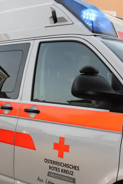 Rettung, Feuerwehr und Polizei sind nach einem Verkehrsunfall im Einsatz. | Foto: ÖRK