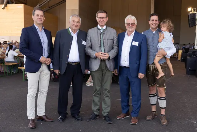 Michael Hag, Vorstand Raiffeisenbank Wels, Josef Scherleithner, Obmann Nahwärme Vorchdorf, Wirtschafts- und Energie-Landesrat Markus Achleitner, August Schöfberger, Geschäftsführer Nahwärme Vorchdorf, Andreas Wimmer, Leiter Raiffeisen-Bankstelle Sattledt. | Foto: Land OÖ/Daniela Sternberger