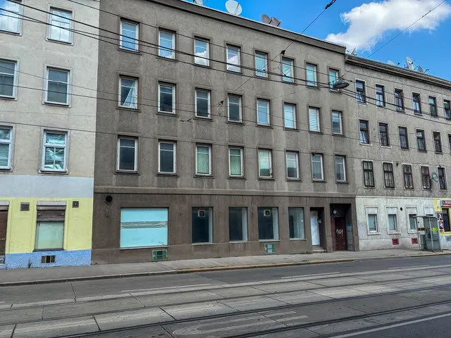 In der Geiselbergstraße 3 wird offen mit Airbnbs und bestehendem Leerstand geworben.  | Foto: Andreas Pölzl/MeinBezirk