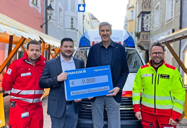 v.l.n.r. Fuhrparkverantwortlicher Martin Sporer, Dominik Hasenberger (beide Rotes Kreuz), VDir. Johannes Haid und Daniel Rainer (Bezirksstellenleiter Stv., Rotes Kreuz) bei der Scheckübergabe in der Schwazer Innenstadt.

 | Foto: RK Schwaz