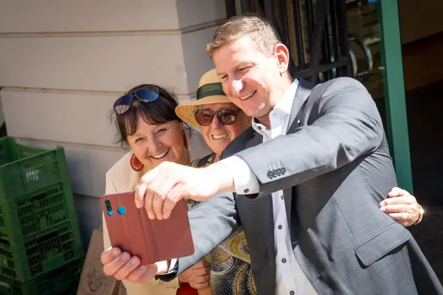 Manuela Khom und Andreas Kühberger mit einer Besucherin des Bauermarktes Leoben.
| Foto: STVP