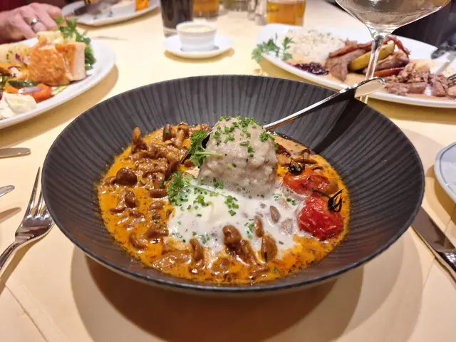 Pfifferlinggulasch mit Semmelknödel: Saisonal und vegetarisch genießen. | Foto: Genussspecht