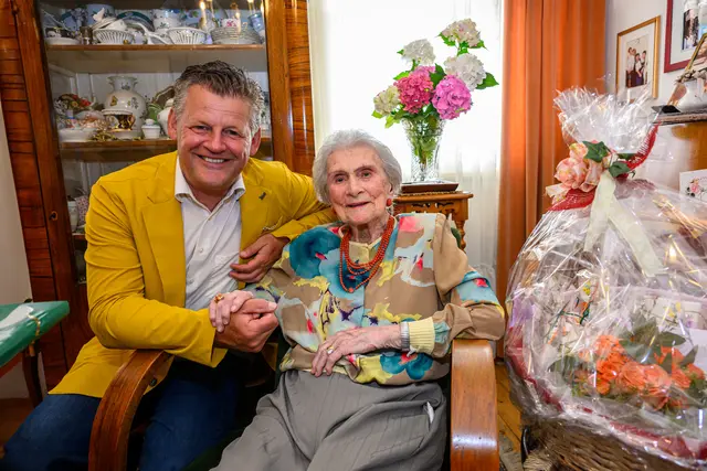 Bürgermeister Christian Scheider überbrachte Anna Forstner persönliche Glückwünsche zum 100. Geburtstag. | Foto: StadtKommunikation / Hude