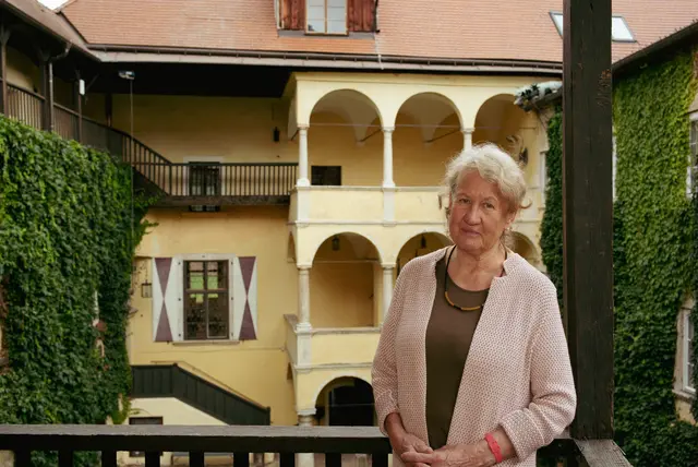 Barbara Krijgh-Reichhold in der Burg, die sich seit gut 60 Jahren in Familienbesitz befindet. Hier finden Seminare, Workshops, Events statt. | Foto: Santrucek