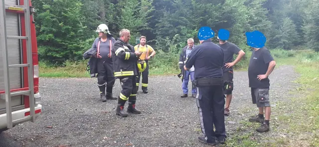 Nach dem Aufprall gegen einen Baum wurde der Lenker erstversorgt und ins Krankenhaus gebracht – das Fahrzeug musste geborgen werden. | Foto: FF Salmannsdorf