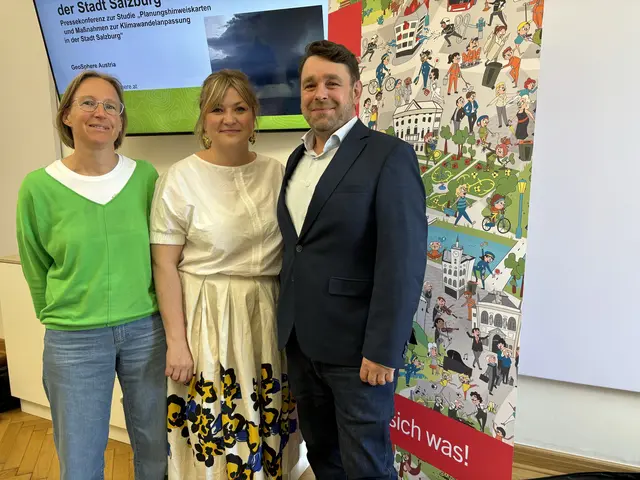 Das Stadtklima wurde systematisch untersucht: Meteorologin GeoSphere Austria Claudia Riedl, Planungsstadträtin Anna Schiester und Senior Scientist an der BOKU University Florian Reinwald präsentierten die Ergebnisse.  | Foto: Lisa Gold