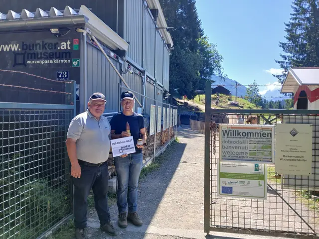 Museumseigentümer und -betreiber Oberst Dr. Scherer Andreas mit seinem 200.00sten Gast, Roman Tomas. | Foto: Bunkermuseum Wurzenpass