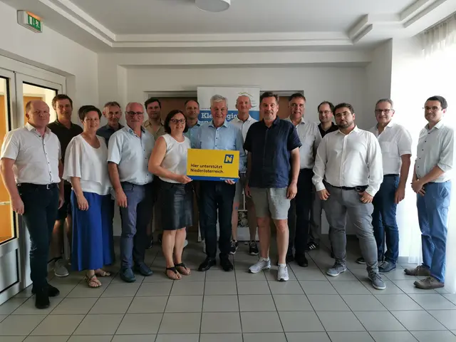 „Digitaler Zwilling“: Erfahrungsaustausch der Kleinregion Ybbstal

Gastgeber Bürgermeister Anton Kasser (Allhartsberg) und Kleinregionssprecher Bürgermeister Werner Krammer (Waidhofen/Ybbs) mit GemeindevertreterInnen


  | Foto: Sarah Kühr / Dorf- und Stadterneuerung