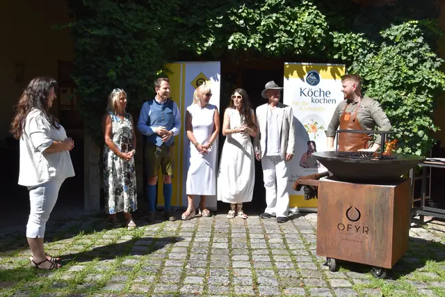 Renate Zierler, Sibylle Rasinger, Alexander Rüdiger, Andrea Fendrich, Monika Ballwein, Gernot Kranner und Thomas Reinisch präsentieren das Projekt "Köche kochen für die Krebshilfe". | Foto: Preineder