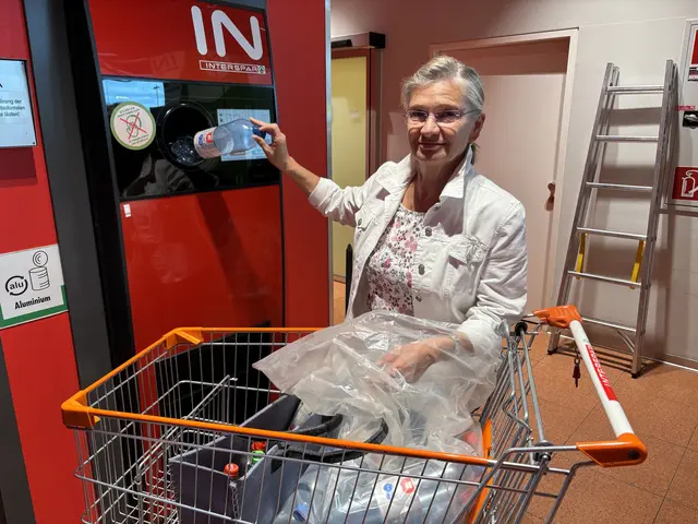 n manchen Haushalten bekommt das Leergut seinen eigenen Platz. | Foto: Alexandra Goll