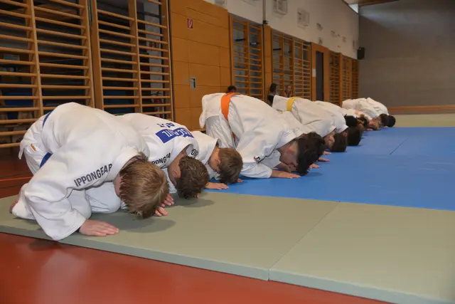 Auf die Begrüßung vor dem Training sowie auf die Verabschiedung nach dem Training legen die Trainer sehr viel wert. | Foto: United Judoka Pinzgau