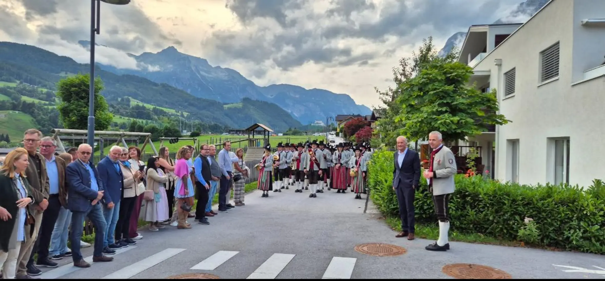 Eigener-Weg-in-Pfarrwerfen-f-r-Direktor-Bernhard-Hutter-