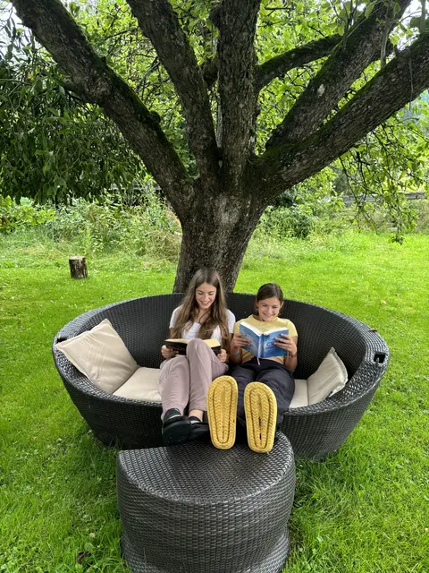Sophia und Isabell verbringen ihre bildschirmfreie Zeit gerne lesend. | Foto: Kern