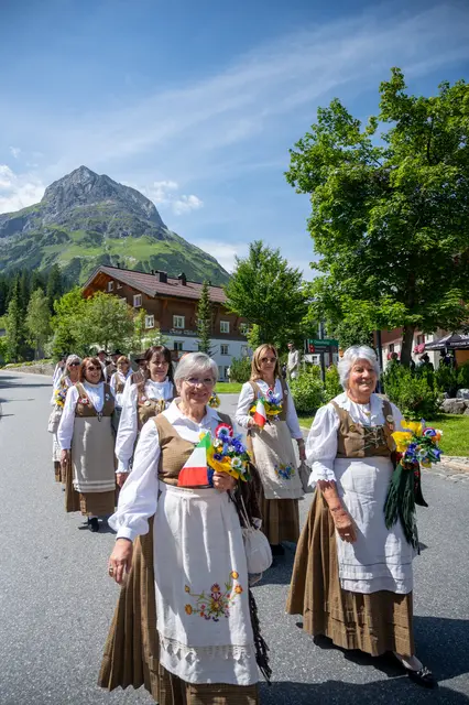 Beim Umzug konnten die verschiedenen Trachten bestaunt werden. | Foto: Dietmar Hurnaus