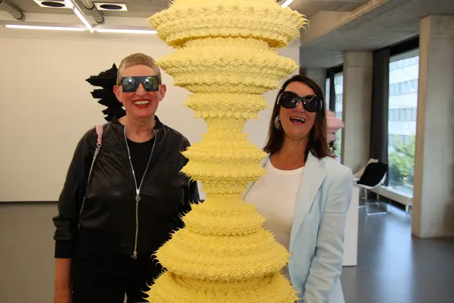 Anke Eilergerhard mit Galerie-Chefin Veronika Hitzl.