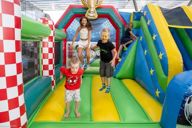 Kinder konnten sich in der Hüpfburg reichlich austoben. | Foto: REWE International AG
