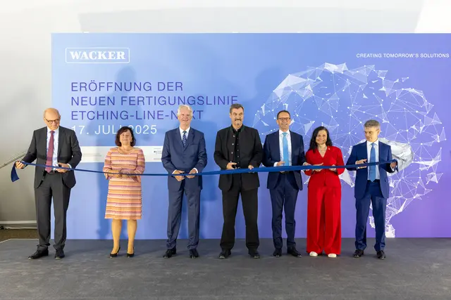 Nahmen die Etching Line Next feierlich in Betrieb (v.l.n.r.): Werkleiter Peter von Zumbusch, Parlamentarische Staatssekretärin Bärbel Kofler (BMZ), Wacker-Aufsichtsratsvorsitzender Peter-Alexander Wacker, Bayerns Ministerpräsident Markus Söder, Wacker-Vorstandsvorsitzender Christian Hartel, Parlamentarische Staatssekretärin Gitta Connemann (BMWE) und Polysilicon-Leiter Tobias Brandis. | Foto: Wacker Chemie AG