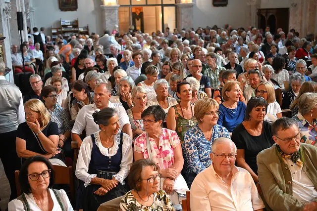 Das Stift war sprichwörtlich zum Bersten voll, der letzte Stuhl aus der Sakristei wurde noch herbeigeschleppt. | Foto: Josef Bodner