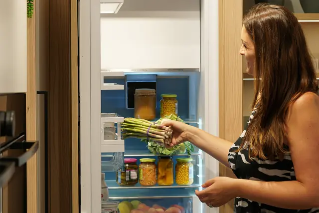 Gerade bei hohen Außentemperaturen läuft der Kühlschrank auf Hochtouren. Umso wichtiger ihn bewusst zu nutzen und nicht zu lange offen zu halten. | Foto: Breitschopf