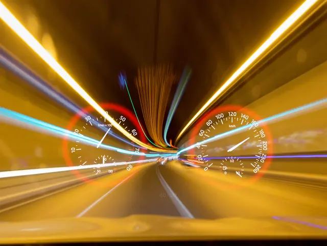 Auf der A2 kam es zu einer enormen Geschwindigkeitsüberschreitung. (Symbolfoto) | Foto: stock.adobe.com/at/jozsitoeroe 