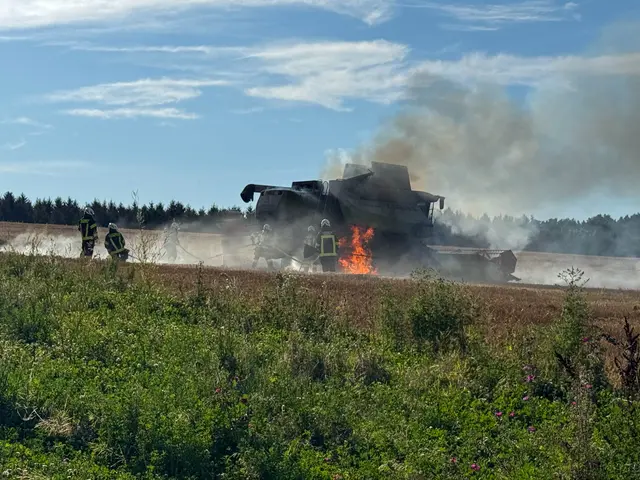 Ein Mähdrescher geriet auf einem Feld zwischen Kemeten und Litzelsdorf in Vollbrand. | Foto: Bezirksfeuerwehrkommando Oberwart/Alexander Flaschberger