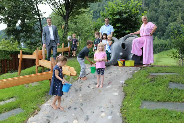 Bgm. Michael Riedhart, Vbgm. Kayahan Kaya, Leiterin Kindergarten Grömerweg Bettina Casazza (v.l.) mit den Kindern bei neu gestalteten Spielplatz. | Foto: Stadtmarketing Wörgl