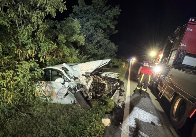 Auf der Landesstraße 2 bei Horn kam es am Mittwochabend zu einem Verkehrsunfall zwischen einem Personenkraftwagen und einem Traktoranhänger. | Foto: Feuerwehr Horn