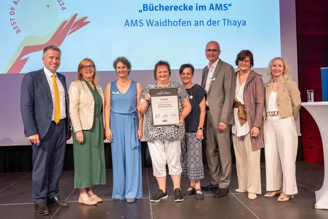 Johannes Kopf (Vorstand AMS Österreich), Sandra Kern (Landesgeschäftsführerin AMS NÖ), Belinda Opitz (AMS Waidhofen/Thaya), Edith Palisek-Zach (AMS Waidhofen/Thaya), Marion Brenner (AMS Waidhofen/Thaya), Gerald Pöchhacker (Nachhaltigkeitsbeauftragter), Maga Petra Draxl (Vorständin AMS Österreich) und Karmen Frena (stv. Landesgeschäftsführerin NÖ) | Foto: AMS/Frank Helmrich