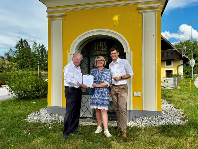 Am 23. Juli 2025 übergabMartin Gruber eine Förderzusage für die Restaurierung des Kovalkreuzes in Ferlach. | Foto: Büro LHStv. Gruber/Gamper