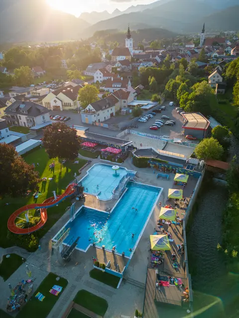 Beeindruckende Luftaufnahme vom Trofaiacher Freibad. Heuer feiert es seinen 125. Geburtstag. | Foto: Trofaiach