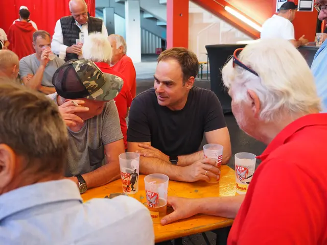 KSV-Geschäftsführer Robert Schäfer mitten unter den Fans. | Foto: Gaube